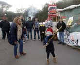 Las visitas de los familiares contribuyen a aliviar las horas de guardia ante la f�brica. 