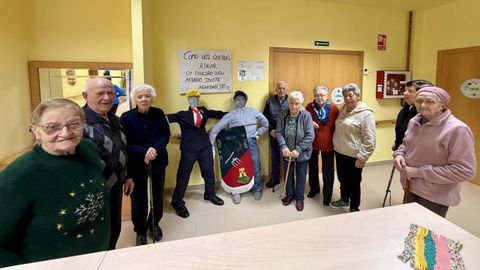 Usuarios del centro de d�a de A Pobra do Broll�n junto a un compadre que representaba a Donald Trump