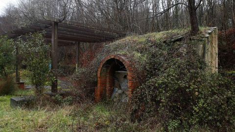 Restos de los bnkers de la antigua fbrica de explosivos de La Manjoya, en las afueras de Oviedo, actualmente llenos de grafitis y de vegetacin del frondoso bosque de La Zoreda.