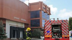 Las labores de extinci�n se alargaron hasta la tarde del domingo, m�s de 24 horas despu�s del inicio del incendio