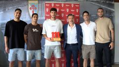 Diego Uzal, en el centro, con el trofeo que lo acredita como el mejor del Compos esta temporada