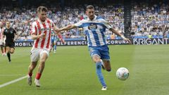 Sergio Escudero golpeando el bal�n ante la defensa de Guille Rosas, durante el encuentro de la primera vuelta entre el Deportivo y el Sporting en Abanca Riazor