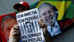 Un manifestante muestra un cartel en el que reclama prisin para Bolsonaro durante una protesta contra la  toma de las sedes del poder democrtico