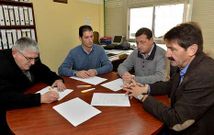 El presidente de Neria (centro) con los alcaldes de Mux�a, Fisterra y Dumbr�a.