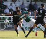 Santi Comesa�a, durante una jugada del derbi de ayer contra el Racing de Ferrol. 
