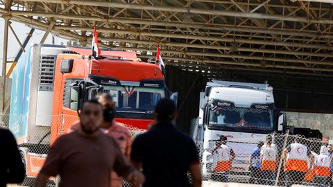 Varios camiones con ayuda humanitaria entran en Gaza por el paso fronterizo de Rafah