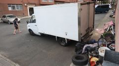 Acumulaci�n de basura y chatarra en el patio de la calle Enrique Granados, en Caranza.