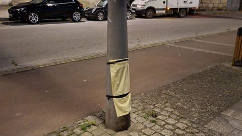 Una de las farolas del paseo, sin tapa, y con una bolsa de basura haciendo la funci�n