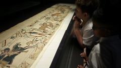 Escolares contemplan o tapiz de Bayeux exposto no British Museum en Londres.