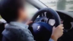 Un ni�o de 7 a�os conduce un coche mientras sus padres lo graban