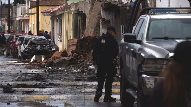Un polic�a mexicano inspecciona un veh�culo, en una imagen de archivo
