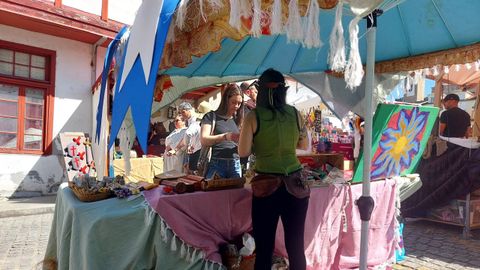 Uno de los puestos instalados a la entrada del puente viejo