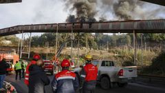 Los bomberos han extinguido el incendio declarado este jueves en una cinta transportadora de carb�n que une las instalaciones de ArcelorMittal en Veri�a con el Puerto de Gij�n