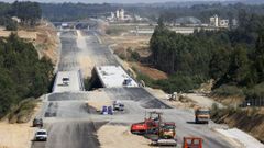 Obras de construcci�n en el verano pasado en la autov�a A-54, de Lugo a Santiago, en la zona de Melide