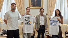 El alcalde de Ferrol y el concejal de fiestas justo a las dos pregoneras de las Festas do Ver�n de este a�o.