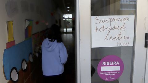 El CEIP O Grupo, de Ribeira, alertando de la suspensión de la jornada lectiva
