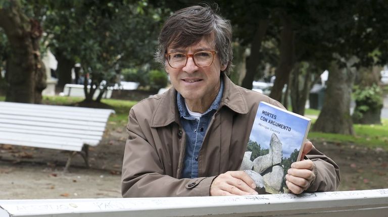 Henrique Dacosta con su novela �Mortes con argumento�, en foto de archivo.