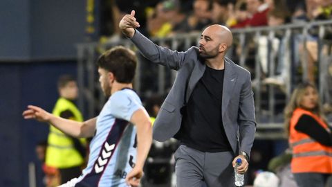 Claudio Gir�ldez, en presencia de Sergio Carreira, durante el Villarreal-Celta.