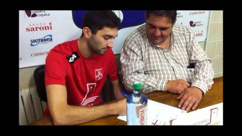 Iago Beceiro, firmando con el Ver�n