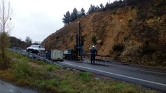 La maquinaria con la que se hacen los sondeos, en el tramo de la carretera de O Courel contiguo al que se derrumbó