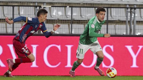 Dacosta en una acción de ataque frente al Huesca en A Malata.