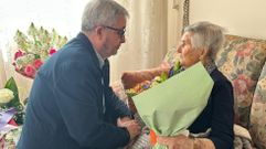 Carmen V�zquez es a sus 104 a�os la vecina m�s longeva de Ames, cuyo alcalde, Blas Garc�a, le felicit� este martes su cumplea�os