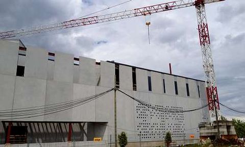 El edificio de Axega ?en la foto, en junio? recibe 2,5 millones m�s para remate y equipamiento tecnol�gico.