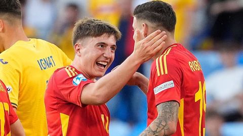 Jauregizar y Roberto celebrando uno de los goles de la remontada de la selección española sub-21 ante Rumanía