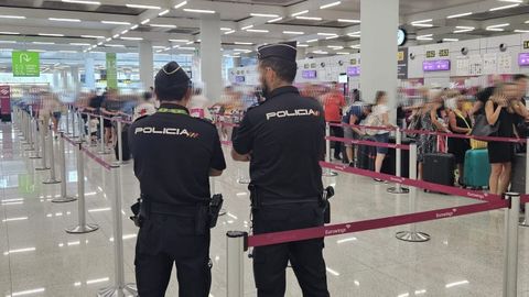 Imagen de dos agentes en el interior del aeropuerto de Palma de Mallorca