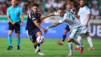 Pablo Dur�n pugna con Jure Balkovec durante el Omonia-Celta.