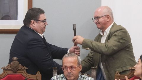 Prez Caamao colle o bastn que lle cede Freire Abeijn