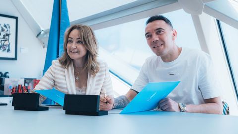 La presidenta del Celta, Mari�n Mouri�o, y el capit�n, Iago Aspas, firmando el nuevo contrato.
