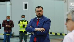 El presidente del Principado, Adri�n Barb�n, durante su visita la unidad de hospitalizaci�n instalada en el pabell�n central del recinto ferial Luis Adaro, en Gij�n