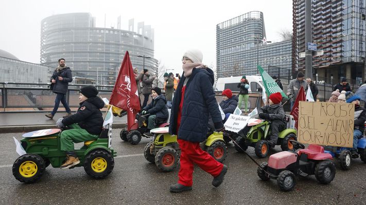 Un grupo de ni�os en minitractores protestaron en Estrasburgo esta ma�ana contra Mercosur