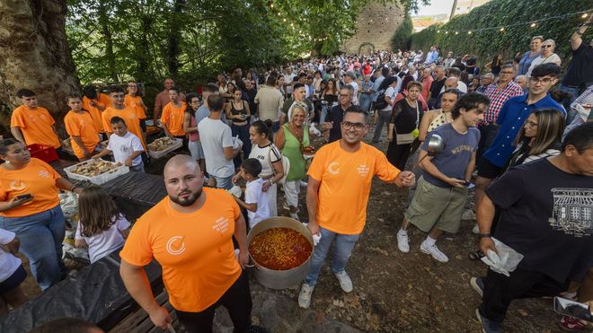 Cando sa�ron as primeiras potas xa hab�a centos de comensais agardando no cerco