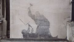La sombra del mural de Banksy tras la actuacin de los servicios de limpieza