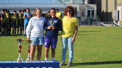 Ux�a Sampedro le hizo entrega a�Casilda Andi�n del premio Vero Boquete a la mejor jugadora del torneo.