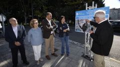 �ngel Moldes y Mar�a Mart�nez Allegue escucharon una explicaci�n sobre la obra en A Barca