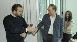 Cu��a y Crespo se saludan en una reuni�n previa a la toma de posesi�n en junio, en presencia de Pe�a.