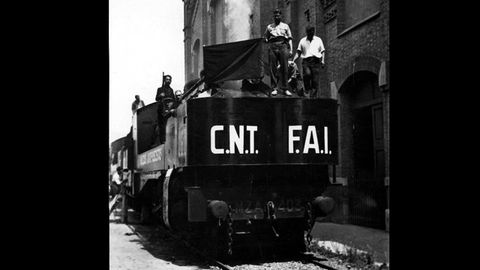 Un tren con propaganda de anarquistas de CNT y FAI, entre los que estuvo el padre del actor asturiano Arturo Fern�ndez, que tuvo que huir de Espa�a