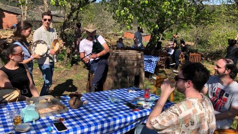 O Curr�o, A Pobra Do Broll�n (Ribeira Sacra, Lugo).�S�, s�, tambi�n hay furanchos en la provincia de Lugo. Bueno, concretamente uno. El que en el 2022 abrieron Pablo P�rez y su hija Luc�a, en la parroquia de Vilach�. All�, en un id�lico entorno rural, dan cuenta del menc�a y del godello de la casa acompa�ados de las cinco tapas de rigor.