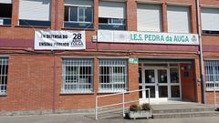 Fachada del IES Pedra da Auga con una pancarta por la huelga de ense&ntilde;anza del 2026.