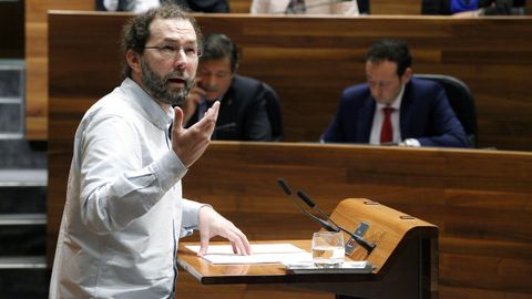 El portavoz de Podemos, Emilio Len, interviene en la Junta General ante la mirada de Javier Fernndez y Guillermo Martnez.El portavoz de Podemos, Emilio Len, interviene en la Junta General ante la mirada de Javier Fernndez y Guillermo Martnez 