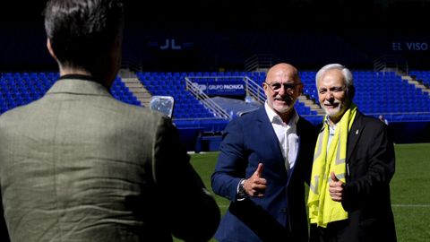 El presidente del Real Oviedo, Mart�n Pel�ez (de espalda) toma una foto del seleccionador Luis de la Fuente y el presidente del Grupo Pachuca, Jes�s Mart�nez Pati�o en el c�sped del estadio Carlos Tartiere