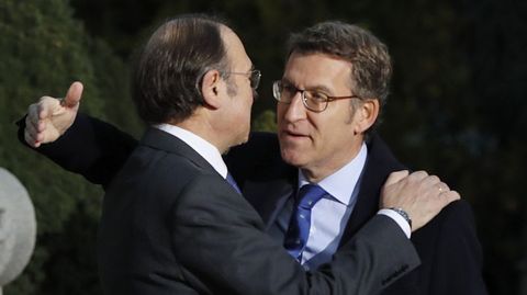 Alberto N��ez Feijoo saluda a P�o Garc�a Escudero a su llegada a la VI Conferencia de Presidentes