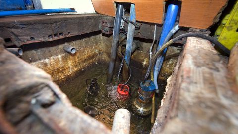 venecia.El agua que sale al aliviadero es marina. El objetivo es reconducirla al alcantarillado 