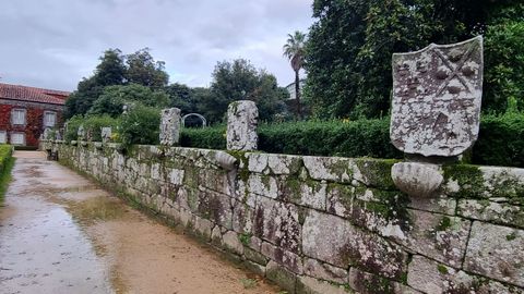 Escudos herldicos en los jardines del Pazo Quiones de Len