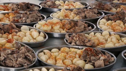El menú estaba compuesto por varios platos elaborados con carne de Montederramo.