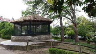 La estructura, situada a pocos metros del parque infantil, lleva a�os cerrada