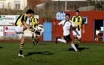 Un futbolista del Bertamir�ns controla el esf�rico.